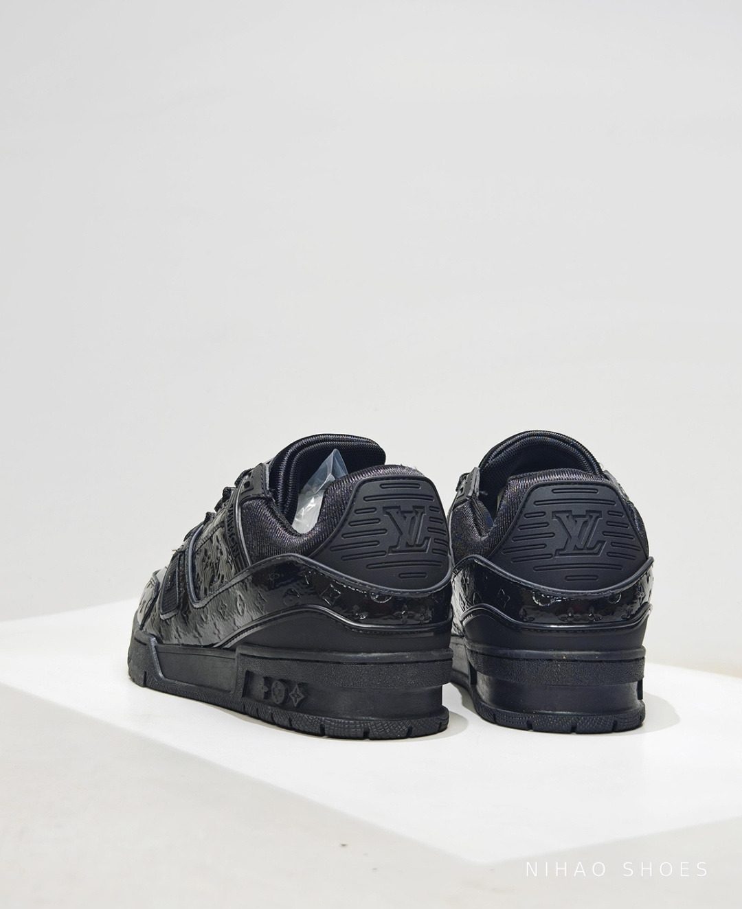 LV Trainer Low Black — heel detail