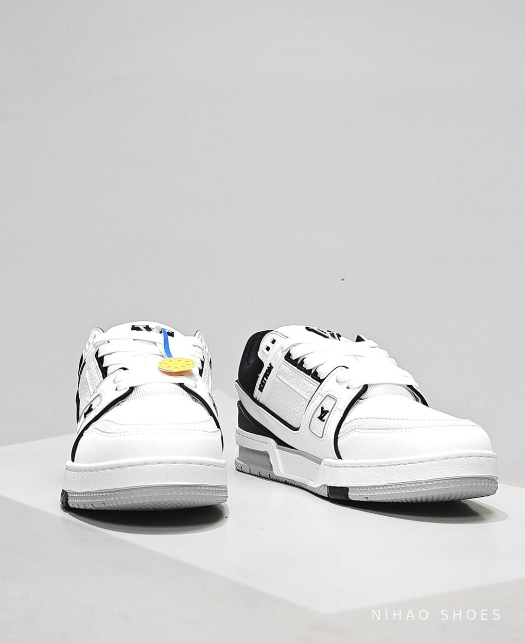 LV Trainer Low White — front view