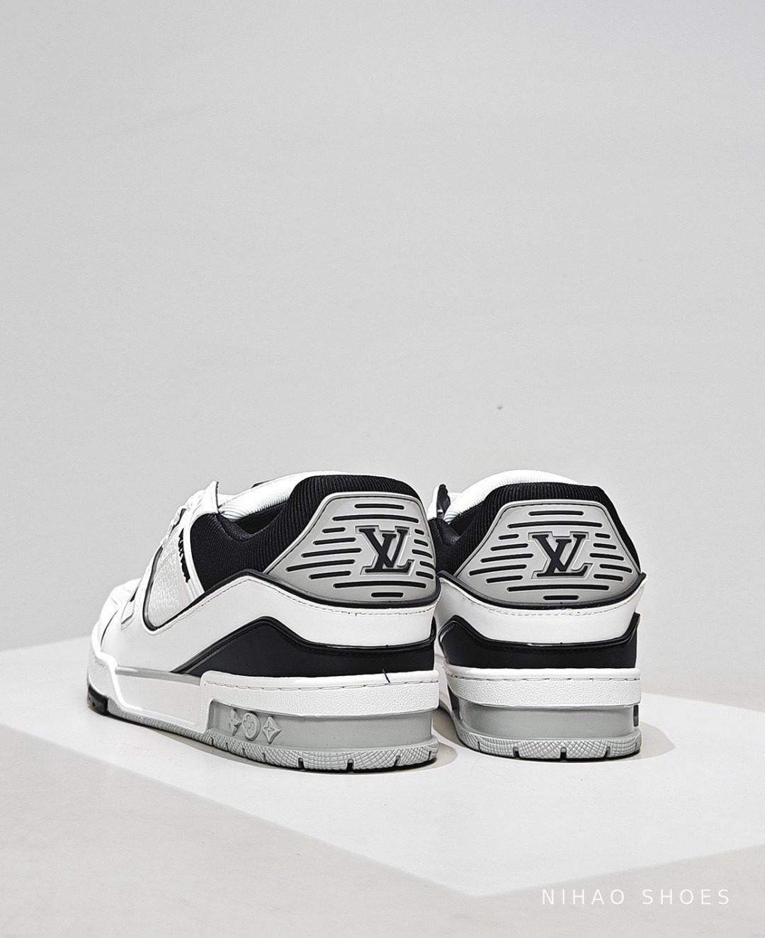 LV Trainer Low White — heel detail